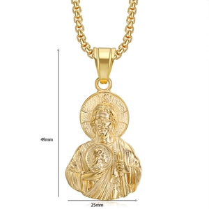 Détail du pendentif Saint Jude doré montrant les dimensions 49mm de haut et 25mm large