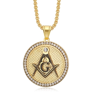 Collier avec pendentif maçonnique en acier plaqué or et pierres de zircone scintillantes