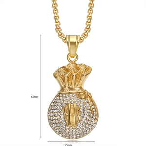 Détail du collier pendentif sac d'argent doré avec strass, dimensions 53mm par 25mm