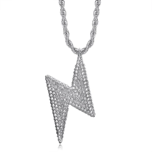 Pendentif éclair argenté serti de cristaux brillants sur une chaîne de type corde