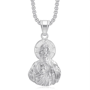 Pendentif Saint Jude en acier inoxydable argenté poli avec relief détaillé sur blanc