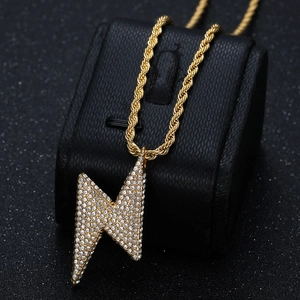 Collier hip hop doré avec pendentif éclair serti de cristaux et chaîne torsadée