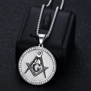 Collier médaillon maçonnique argenté avec symbole G et bordure en zircone sur boîte noire