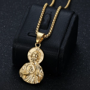 Collier avec pendentif Saint Jude en acier inoxydable doré poli et chaîne à mailles carrées
