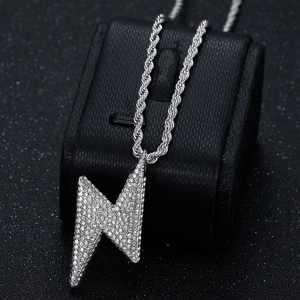 Collier avec pendentif éclair style hip hop plaqué or et serti de diamants brillants