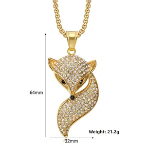 Gros plan du pendentif renard plaqué or orné de strass blancs étincelants