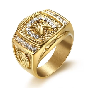 Bague chevalière homme en acier titane doré avec tête de cheval et strass brillants