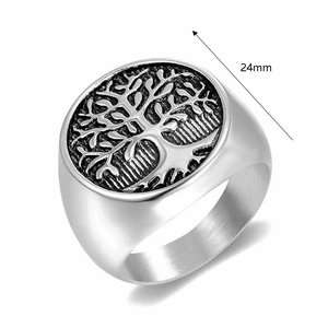 Détail de la bague hip-hop avec motif arbre de vie et mesure de 24mm de large