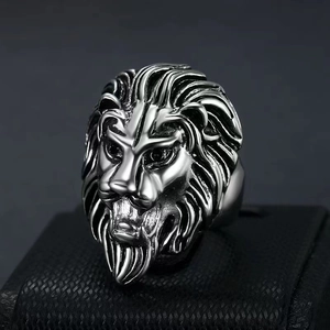Anello da uomo testa di leone argento lucido con dettagli 3D stile punk