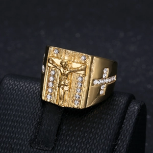 Herrenring aus 18K vergoldetem Edelstahl mit Jesus-Relief und funkelnden Kristallen