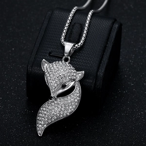 Collier hip hop avec pendentif renard argenté et zircone cubique sur support à bijoux