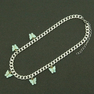 Collana a catena cubana in acciaio argento con cinque ciondoli a farfalla verde menta