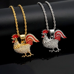 Hiphop haan hanger ketting met kristallen en rood email op een gedraaide touwketting