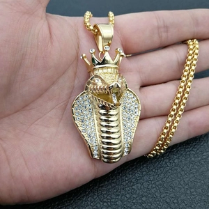 Collier hip hop avec pendentif cobra plaqué or et strass brillants sur couronne