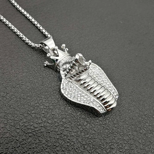 Collier hip hop avec pendentif cobra argenté, couronne et cristaux scintillants