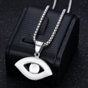 Collier avec pendentif œil turc en acier titane et finition mate sur chaîne à billes