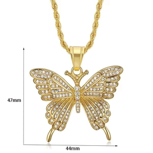 Détail du pendentif papillon avec dimensions de 47mm de hauteur et 44mm de largeur