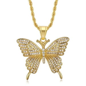 Collier avec pendentif papillon doré et pavé de zircons sur une chaîne de corde classique