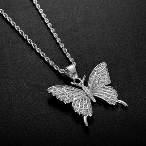 Collier papillon argenté avec cristaux sertis pavé sur une chaîne de corde élégante