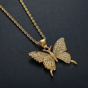Collier avec pendentif papillon doré orné de strass brillants et chaîne torsadée