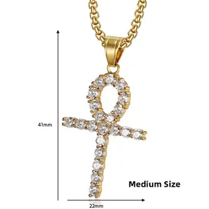 Detailansicht des goldenen Ankh-Kreuzanhängers mit Zirkonia und 41x22mm Maßen