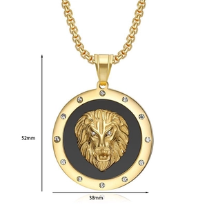 Vista dettagliata del ciondolo testa di leone d'oro con cristalli e misure 52 mm per 38 mm