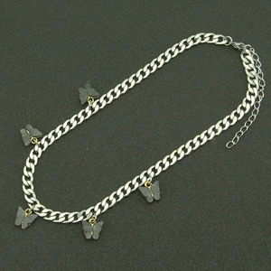 Collana a catena cubana argento con cinque ciondoli a farfalla in resina grigio scuro e chiusura