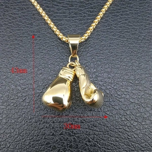 Vue détaillée du pendentif gants de boxe dorés avec dimensions de 43 mm de haut et 30 mm de large