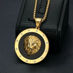 Collana con ciondolo a testa di leone in acciaio dorato con zirconi lucidi