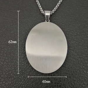 Pendentif ovale mains en prière en acier brossé avec chaîne box, longueur 62mm, poids 26,5g