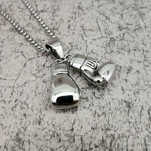 Collier avec pendentif double gants de boxe en acier poli et chaîne à billes en métal