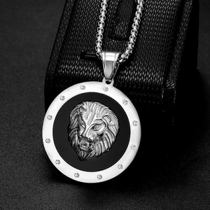 Ciondolo testa di leone argento con strass e intarsio nero su catena a scatola