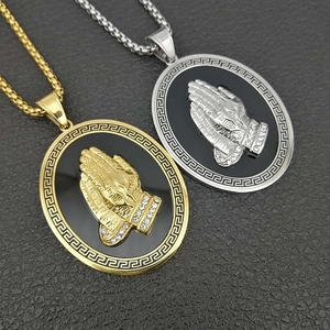 Collier Pendentif Mains en Prière en Acier Titane Rétro pour Hommes Femmes Plaqué Or Argent Strass Motif de Clé Grecque