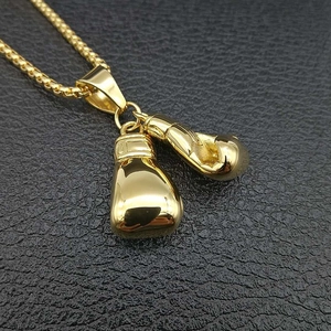 Collier en acier titane plaqué or avec double pendentif gants de boxe sur cuir noir