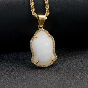 Pendentif Bouddha en calcédoine blanche et cristaux sur chaîne torsadée dorée