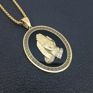Pendentif vintage mains en prière en acier inoxydable avec bordure à la grecque dorée