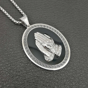 Collier pendentif mains en prière ovale en acier inoxydable de style vintage rétro