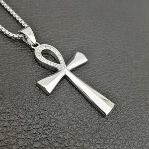 Pendentif croix Ankh en acier poli avec zircons étincelants et chaîne maille vénitienne