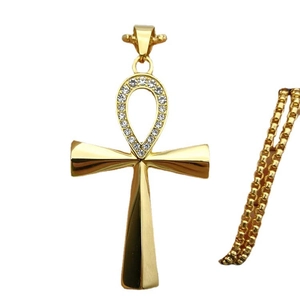 Pendentif croix Ankh en acier inoxydable doré avec strass sur un collier à chaîne box