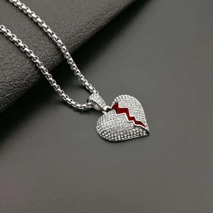 Collar hip hop bañado en oro con colgante de corazón roto y detalles de esmalte rojo