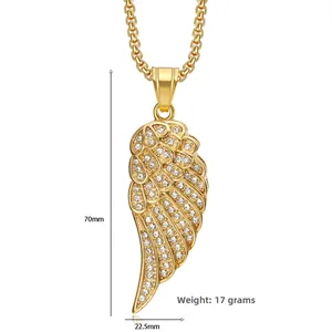 Détail du pendentif ailes d'ange dorées serti de cristaux avec dimensions de 70 mm