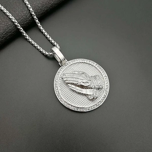 Pendentif rond mains en prière argenté avec bordure en zircone et chaîne élégante pour hommes