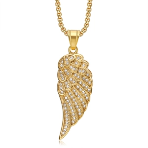 Collier avec pendentif ailes d'ange en acier doré serti de diamants sur fond blanc