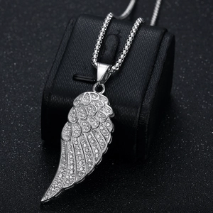 Pendentif ailes d'ange en acier inoxydable doré orné de strass scintillants
