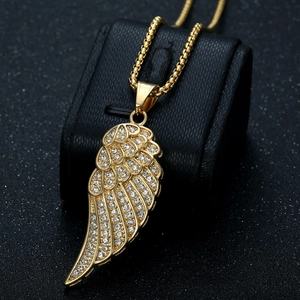 Collier pendentif aile d'ange plaqué or avec cristaux sur chaîne à maillons