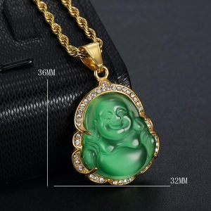 Détail du pendentif Bouddha de 36mm en calcédoine verte serti de zircons brillants