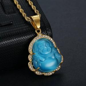 Vue détaillée du pendentif Bouddha doré avec pierre bleue et cristaux incrustés de luxe