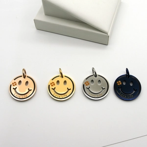 Colliers smiley en acier inoxydable poli en finitions or, argent, noir et or rose