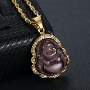 Détails du pendentif Bouddha violet sculpté avec chaîne corde dorée et des cristaux