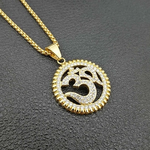 Collana con ciondolo Om in acciaio inossidabile placcato oro con strass lucidi